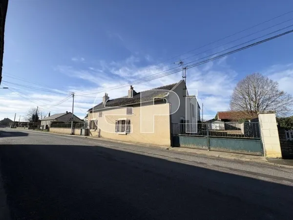 Commune de Montreuil Bellay Petite Maison Ancienne de Trois piè
