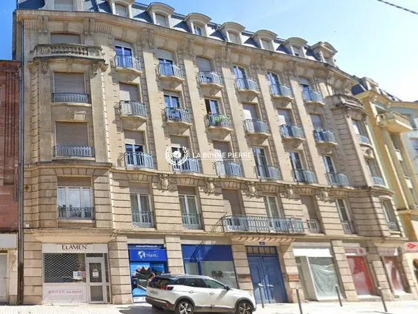 Immeuble de rapport composé de 5 cellules commerciales et de 12