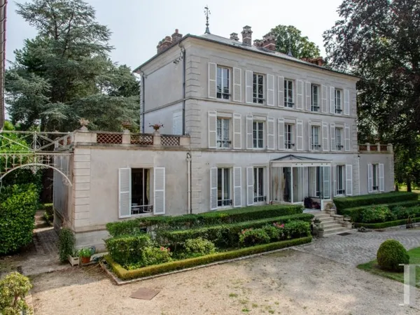 Au sein d'un bourg de la vallée de l'Oise, une demeure de maître