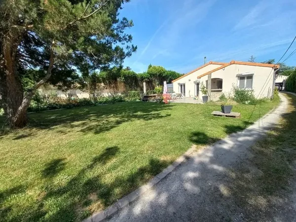 Maison T5 avec dépendance de 55m2 sur 1081m2 de terrain