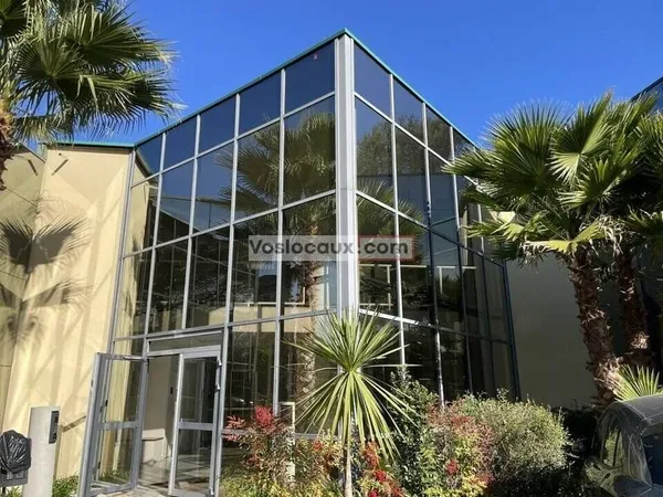 Bureau 682 m²