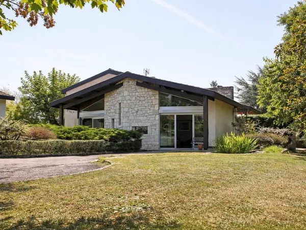 Maison d'architecte avec dépendance indépendante, garages et
