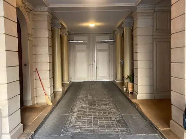 Très grand box sécurisé pour voiture