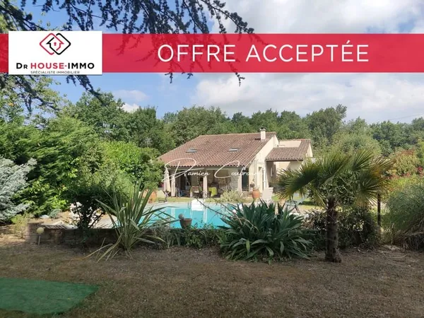 Charmante maison de caractère à vendre édifiée sur un grand terrain paysagé, avec Piscine, deux gara
