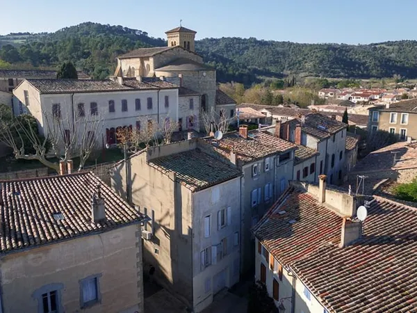 CARCASSONNE ST HILAIRE Maison de village T5 170m² (101m² hab.) avec garage et PAC