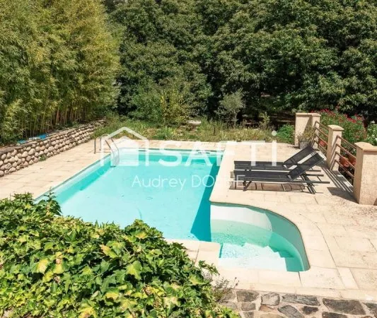 07140 Chambonas : Ensemble immobilier de 4 logements avce Piscine et chataigneraie