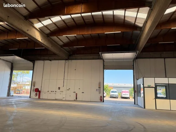 Saint priest dauphiné : 810 m2 dont 60 m2 bur. A saisir