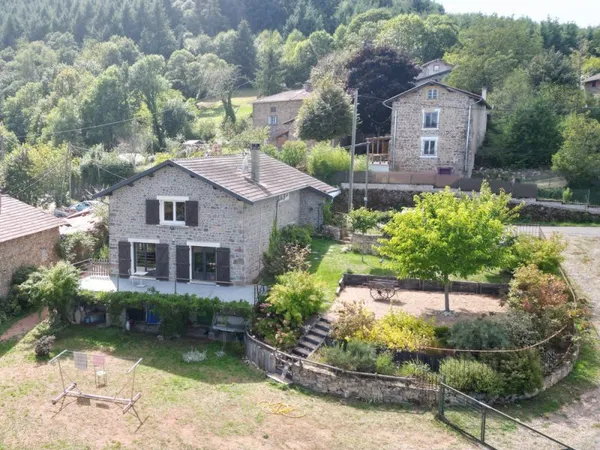 Maison de caractère sur les hauteurs de St Nizier d'Azergues sur + de 3000m2 de terrain.