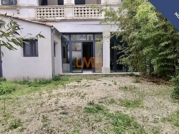Grand appartement avec studios, jardin et piscine, centre-ville