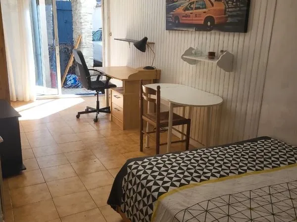 Studio meublé 1 étudiant St cesaire 200 metres fac médecine, hôpital caremeau, iut , commerce à prox