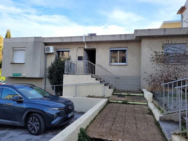 Grand local professionnel avec parking