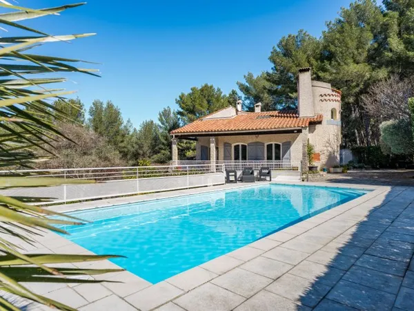 13400 AUBAGNE - Villa type 6 avec vue piscine cadre campagne