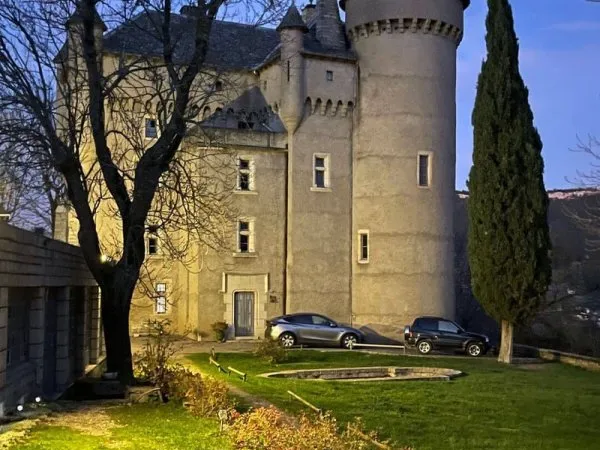 Maison 10 pièces 585 m²