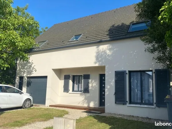 Maison BBC 2017 dont studio indépendant aménagé (total de 135 m²) + Garage de 30 m², sur terrain pla
