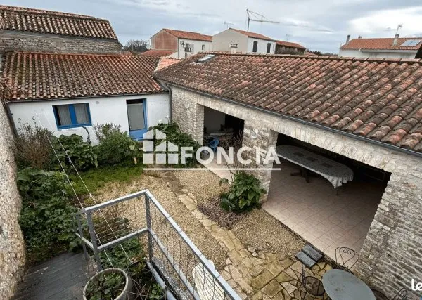 Ensemble immobilier de 3 lots et une cour intérieure rue piétonne de Dolus