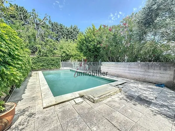 Saint Andiol : Ensemble immobilier de 2 habitations avec grange et piscine