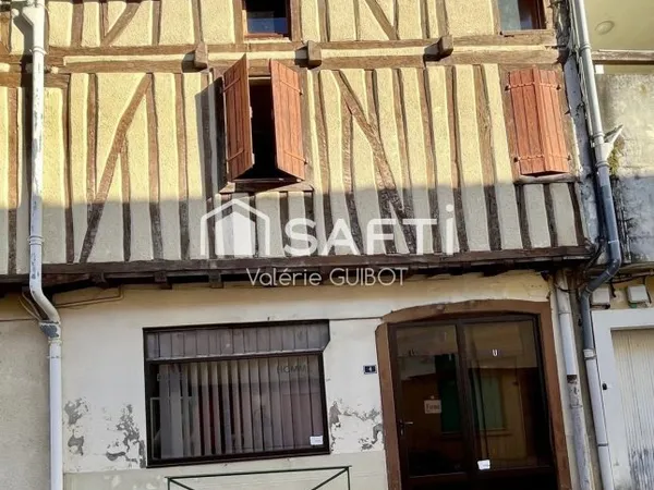Maison à colombages à rénover au coeur du village
