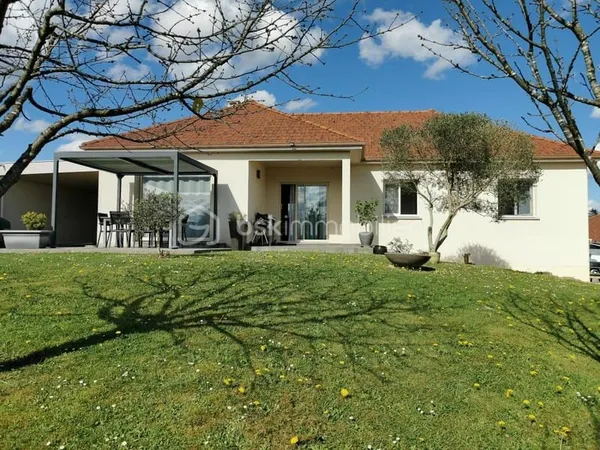 Maison contemporaine de plain-pied, prestations de grandes qualités, vue Pyrénées