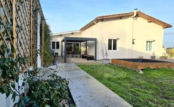 Maison entièrement rénovée avec double garage et piscine
