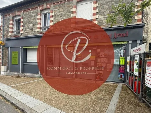 A VENDRE À SAINT-ARMEL, au coeur du bourg, un lieu chargé d'histoire cherche ses nouveaux propriétai