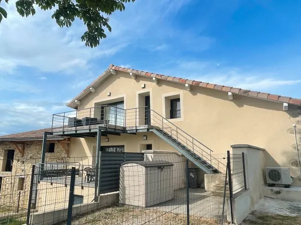 A louer, appartement T3, de standing, 84m², entièrement rénové, situé au 1er étage d'un ancien corps