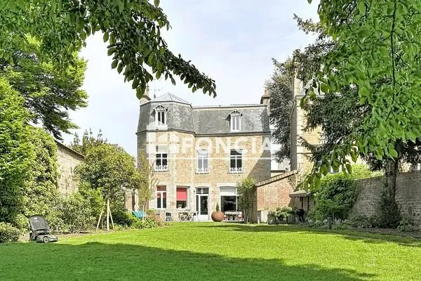 Maison 8 pièces 313 m²