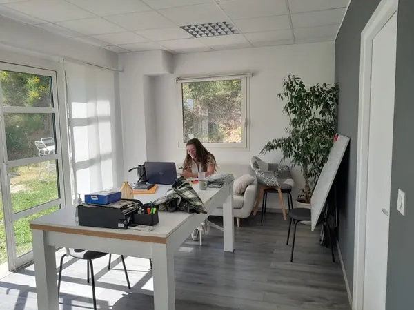 Magnifiques bureaux récents d'environ 80m2, norme PMR, avec 2 parkings, La Garde