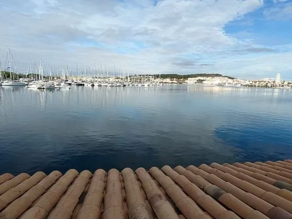 LE CAP D'AGDE : Situé sur l'île des pêcheurs: GARAGE + APPARTEMENT: 1 ère ligne vue sur la sortie du