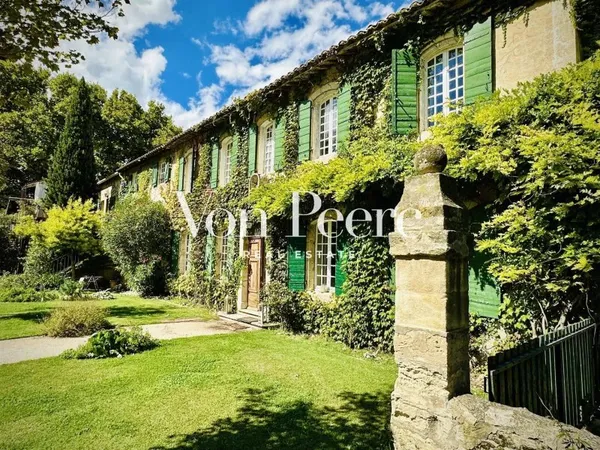 Domaine de caractère au coeur de la campagne provençale