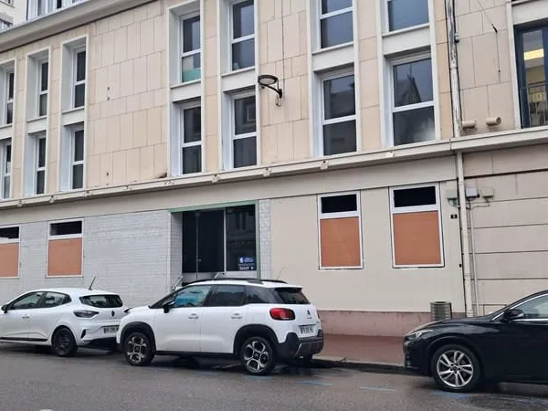 CENTRE VILLE PLATEAU NU 130 M² EN REZ DE CHAUSSEE
