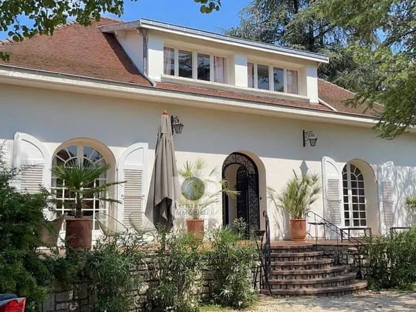 Maison 9 pièces 342 m²