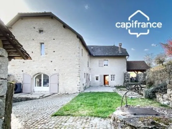 BATISSE 17éme siècle entièrement rénovée . 10 pièces. 256 m2 sur 2 niveaux . 1 gîte. terrain 14500 m