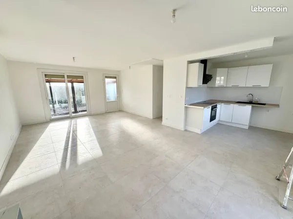 DIRECT VENDEUR *Maison de plain-pied entièrement rénovée -Suite parentale +2 chambres - Garage