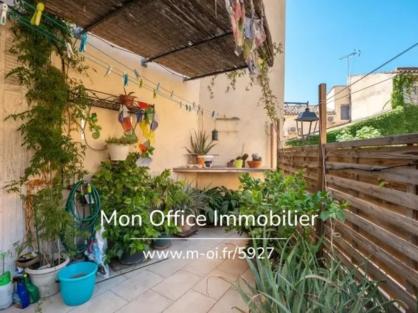 Référence : 5927-SKA - Maison de village avec extérieur et garages
