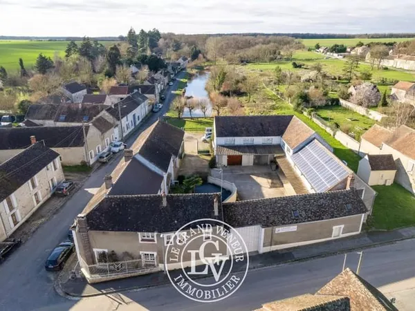 PROCHE FONTAINEBLEAU- ENSEMBLE IMMOBILIER MIXTE : MAISON D'HABITATION - LOCAUX PROFESSIONNELS - BURE