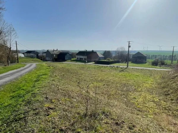 Inaumont : terrain de 1656m² au calme verdoyant.