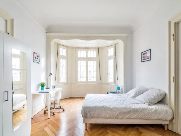 Grande chambre lumineuse