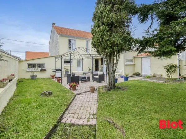 À vendre maison de 4 chambres proches commerces et transports