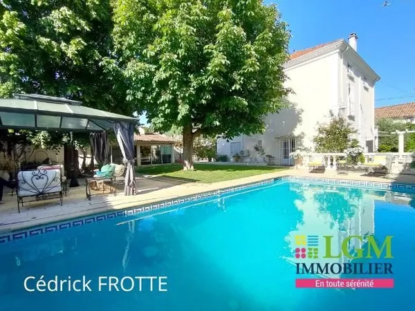 TRES BELLE MAISON FAMILIALE AVEC PISCINE