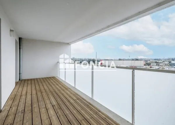 Appartement récent de trois pièces situé avec spacieuse terrasse