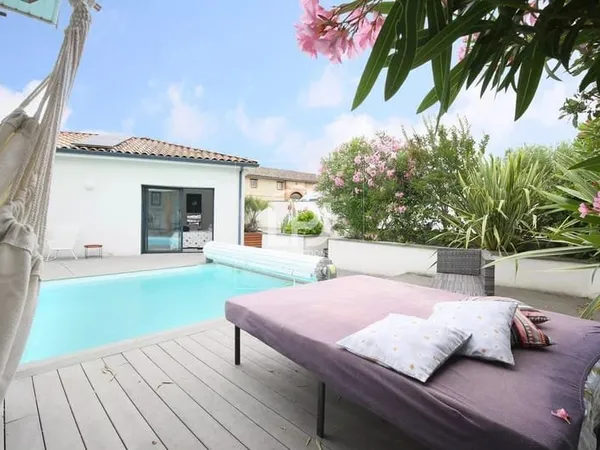 Maison T5 de plain-pied - 157 m² - Piscine - parcelle arborée de 960 m2