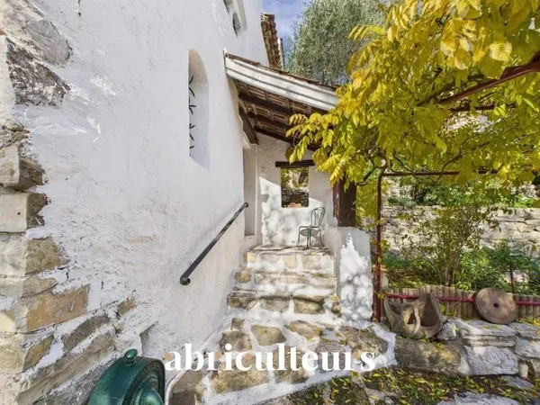 Havre de paix à Cantaron (collines niçoises) : Propriété d'artistes nichée au coeur de 2 hectares de