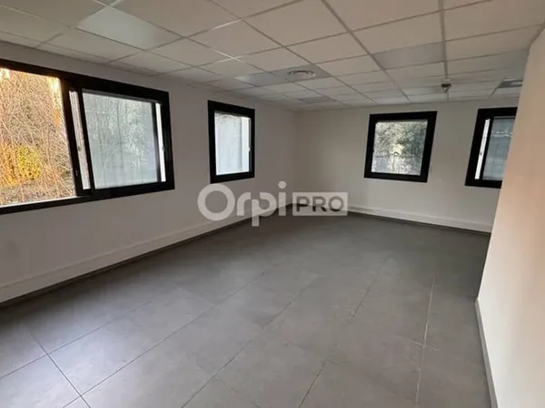 Bureau 64 m²