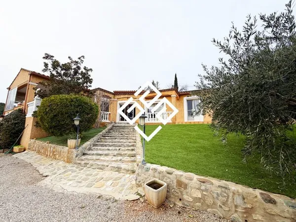 Villa de prestige avec piscine et dépendance.