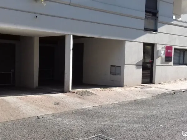 Place de stationnement dans garage sécurisé