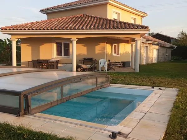 Maison avec piscine couverte