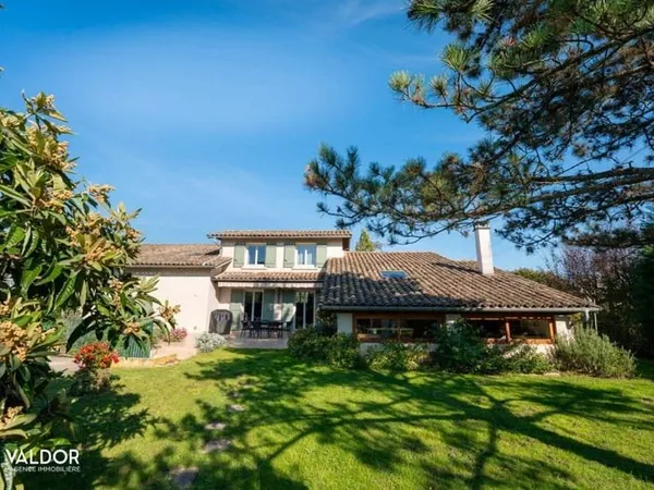 Maison 8 pièces 243 m²