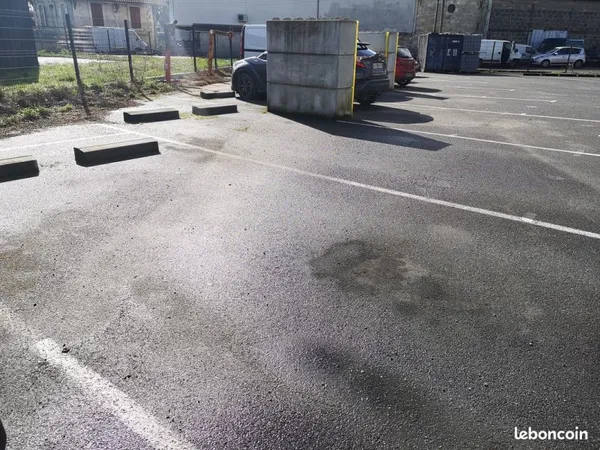 Grandes places de parking sécurisées, accès immédiat rocade (Sortie 20)