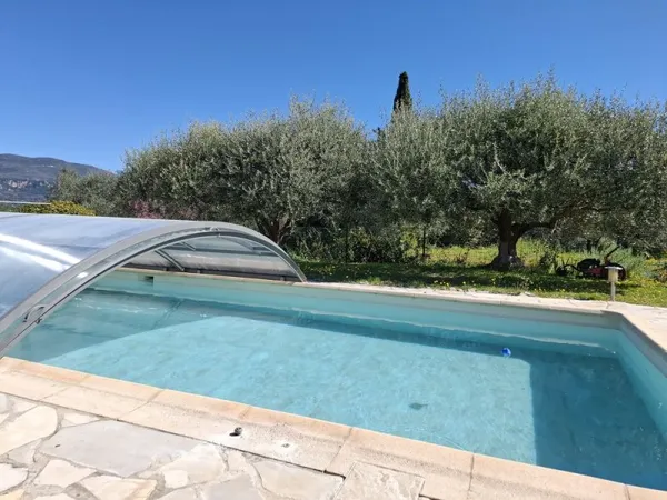 Propriété rénovée et dépendance, grand terrain, piscine