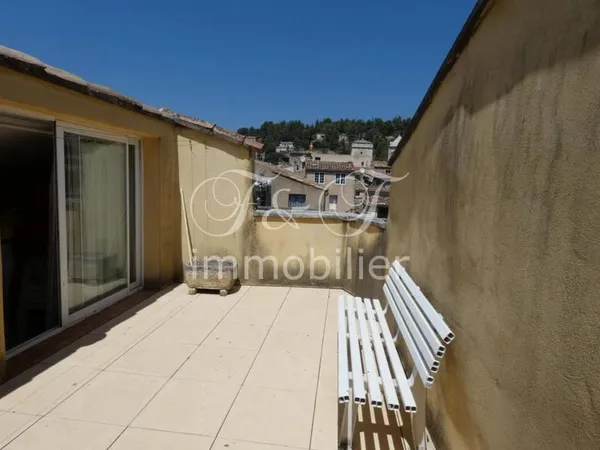 Maison de ville avec terrasse, garage et cave